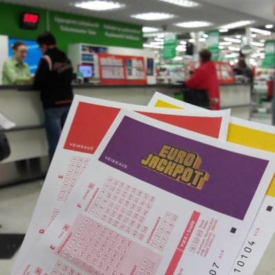Eurojackpot-kuponkeja Loimaan Prismassa.