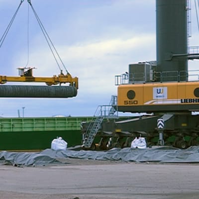 Itämeren kaasuputken osia nostetaan laivaan Kotkan satamassa