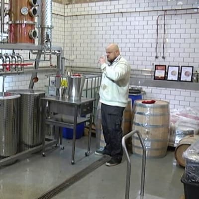 Master distiller Mikko Mykkänen tuoksuttelee viskitislettä Helsinki Distilling Companyn tislaamossa.