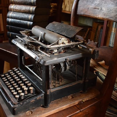 Ensimmäisen kirjoituskoneensa August Pyölniittu osti käytettynä vuonna 1923. Liki parin tuhannen niteen teoskokoelma puolestaan oli Paimion laajin kotikirjasto.