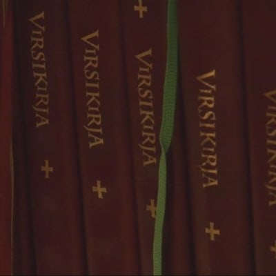 Virsikirjoja hyllyssä.