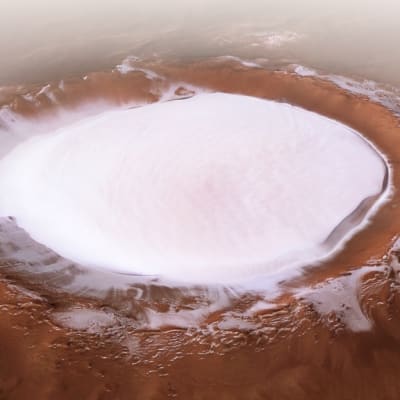 Kuvassa näkyy jäätikön peittämä kraateri, joka on halkaisijaltaan 82 kilometriä.