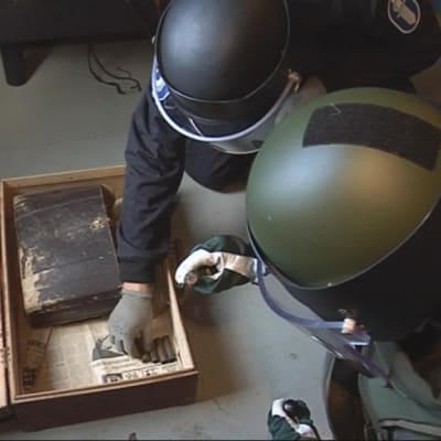 Poliisin ja puolustusvoimien räjähdeasiantuntijat tutkivat vanhaa asesalkkua.