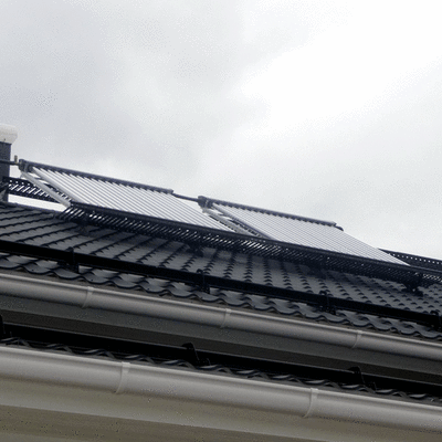 Kuvassa talon katolla olevat aurinkopaneelit.