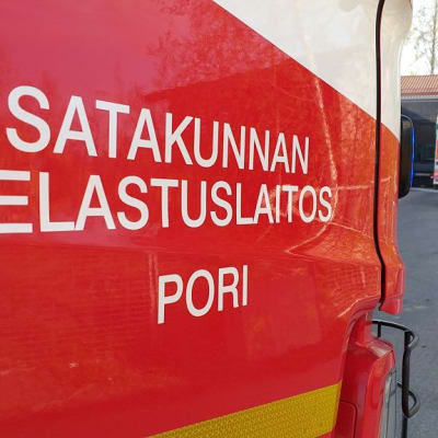 Paloautot pelastuslaitos, sammuttamassa tulipaloa Porin Paanakedonkadun Lidlissä.