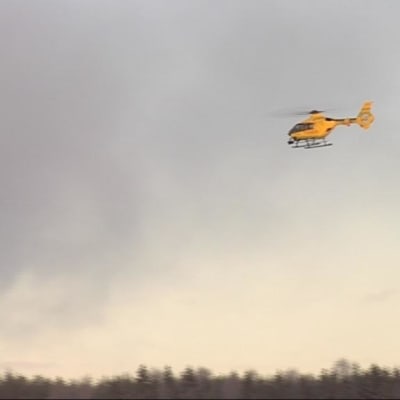 Itä-Suomen lääkärihelikopteri lähdössä ilmaan Joroisten lentokentältä.
