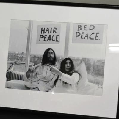 Ennenjulkaisematon kuva John Lennonista ja Yoko Onosta.