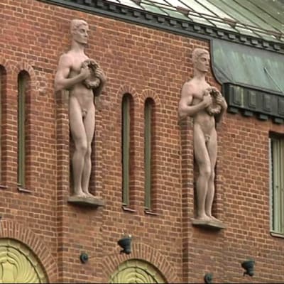 Koristeukkoja punatiilisen Eliel Saarisen suunnitteleman Joensuun kaupungintalon seinällä.