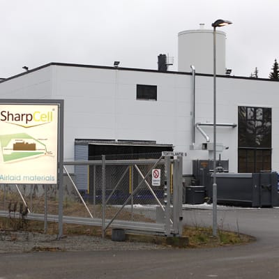 SharpCellin kuivapaperitehtaan pääportti.