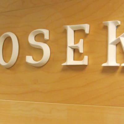 KOSEKin kyltti.