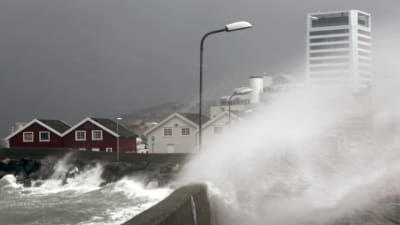 Stormen Ole drar in över Norge.