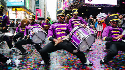 Slagorkestern Marching Cobras övar inför sin show på Times Square på nyårsafton.