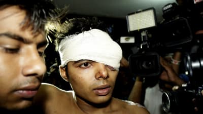Säkerhetsvakten Parvez Mollah som också knivhöggs såg upp till sex män som trängde sig in i Xulhaz Mannans bostad, medan de skanderade religiösa slagord.