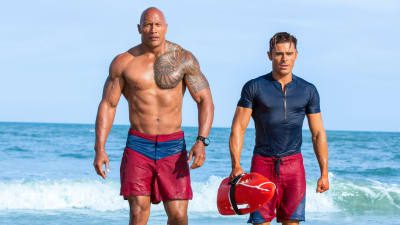 Mitch (Dawyne Johnson) och Matt (Zac Efron) går på stranden.