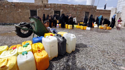 Jemeniter väntar på att få fylla vattendunkar i huvudstaden Sanaa den 9 maj 2015.