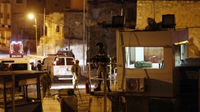 Israelisk militär bevakar platsen där en ung kvinna dödades i Hebron 14.2.2016.