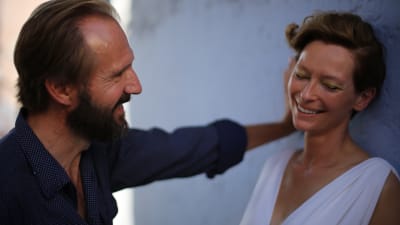 Ralph Fiennes och Tilda Swinton ler i ömt samförstånd
