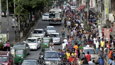 Textilarbetare på väg hem från sina jobb för att fira långhelgen kring Eid al-Fitr i Dhaka 30.6.2016
