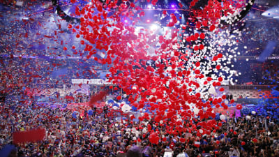 Ballongregn vid avslutningen av demokraternas partikonvent i Philadelphia