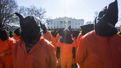 Demonstranter kräver stängning av Guantánamolägret utanför Vita Huset i januari 2016