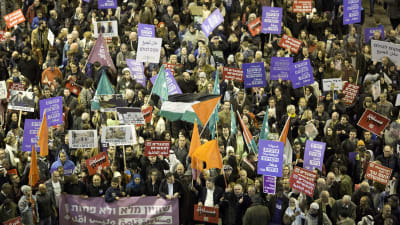 Den israeliska högerregeringens bosättningspolitik har väckt motstånd både bland judar och araber som demonstrerade tillsammans mot regeringen under veckoslutet