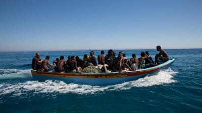 Migranter i en båt vid Libyens kust.
