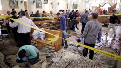 Attentatsplatsen inne i Mar Girgis-kyrkan i Tanta undersöks 9.4.2017