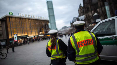Tysk polis patrullerar vid Kölns järnvägsstation.