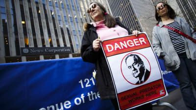 En kvinna håller upp ett plakat med Fox-programledaren Bill O'Reillys ansikte.