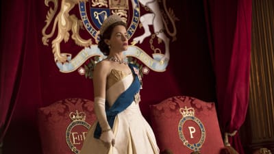 Claire Foy i rollen som Elizabeth II i Netflix-serien The Crown. 
