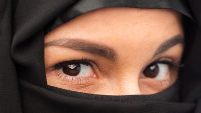 Närbild av ögonen på en kvinna klädd i slöja.