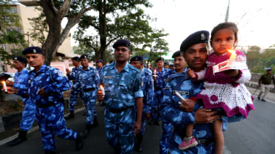 Soldater från samma indiska specialstyrka som angreps den 14 februari, hedrar sina döda kamrater i en protestmarsch i Bhopal  