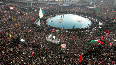 Ett folkhav är samlat i Teheran. I mitten en glaskupol.