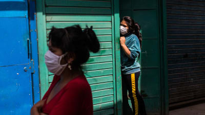 Kvinnor i den fattiga stadsdelen Cantagallo, i huvudstaden Lima, fotograferade i mitten av maj. Cantagallo drabbades svårt av coronaviruset och isolerades helt från den övriga staden. 