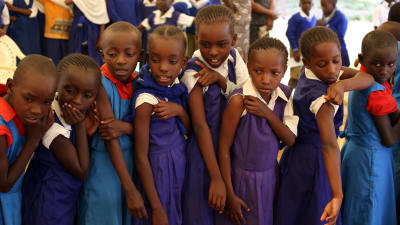 Flickor i Kenia vaccineras mot HPV. 