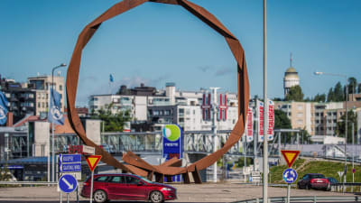 Ett konstverk i staden Sankt Michel i form av en stor brun rostig järnkonstruktion.