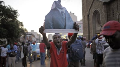 Zimbabwier firar efter beskedet från Mugabe att han avgår.