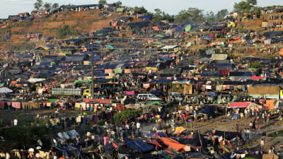 Det har snabbt uppstått enorma flyktingläger vid gränsen mellan Burma och Bangladesh