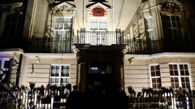 Myanmars ambassad i London upplyst och med vakter utanför dörren.