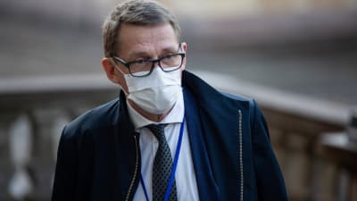 Matti Vanhanen på Ständerhusets trappa, med munskydd.