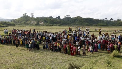 Medlemmar av det muslimska minoritetsfolket Rohingyas har samlats för att sörja bybon Hami Dula som mördades nyligen efter att ha gett en intervju åt utländska medier