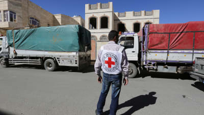 En biståndsarbetare för internationella Röda korset övervakar en biståndskonvoj i Sanaa.