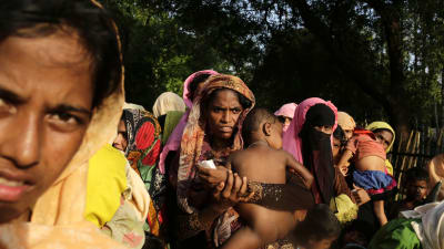 Rohingyer köar för nödhjälp i Ukhiya, Bangladesh på lördagen 16.9.2017.