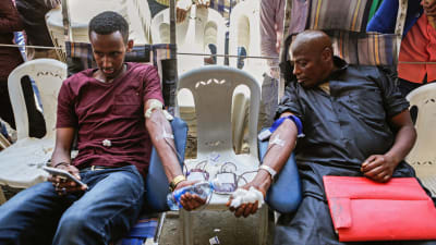 Somaliska män donerade blod i stadsdelen Eastleigh, i Nairobi 17.10.2017.