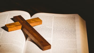 en Bibel och ett krucifix