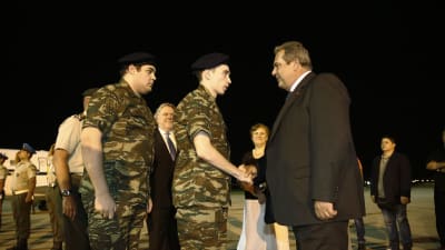 Försvarsminister Panos Kammenos hoppades på en ny era i relationerna mellan Grekland och Turkiet då han tog emot soldaterna strax före gryningen
