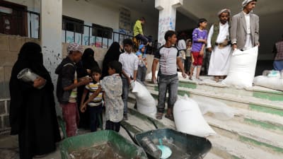 Livsmedel delas ut bland civila i Jemen. 