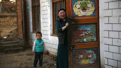 Muslimska uigurer som denna familj i Xinjiang utsätts för en sträng påtvingad kinesisk assimilering. Nyligen har uiguriska familjer tvingats hysa kinesiska personer i sina hem för att tvingas tala kinesiska 