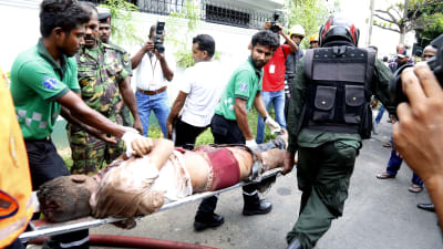 Ett offer slussas på bår i Colombo efter terrorattacken den 21 april 2019. 