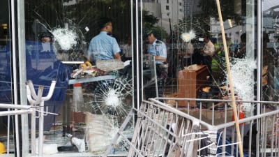 Polisen granskar förödelsen efter demonstrationerna och intrånget i parlamentsbyggnaden i Hongkong